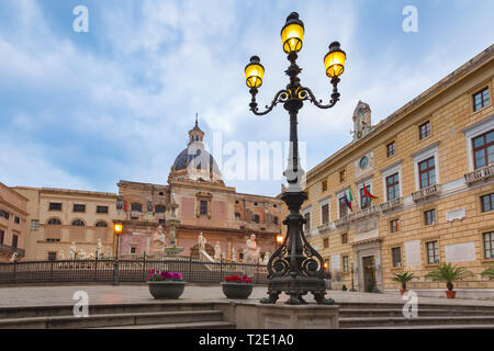 La fontana del Pretorio con la chiesa di Santa Caterina in background su Piazza Pretoria, conosciuta anche come piazza della Vergogna, Palermo in mattinata, Sic Foto Stock