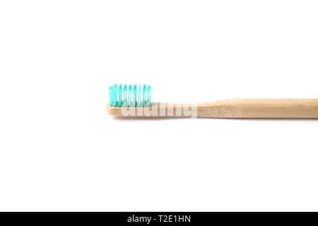 Verde menta spazzolino da denti di bambù vicino fino isolato su sfondo bianco ECO FRIENDLY materiale naturale salute orale concept Foto Stock