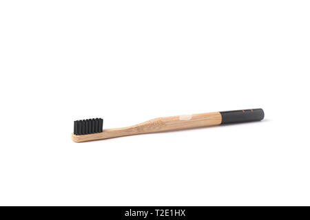 Black Bamboo spazzolino da denti close up isolati su sfondo bianco ECO FRIENDLY materiale naturale salute orale concept Foto Stock
