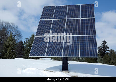Polo residenziale montata sul pannello solare array, con potenza nominale di 2,6 KW con 12 pannelli solari fotovoltaici. Foto Stock