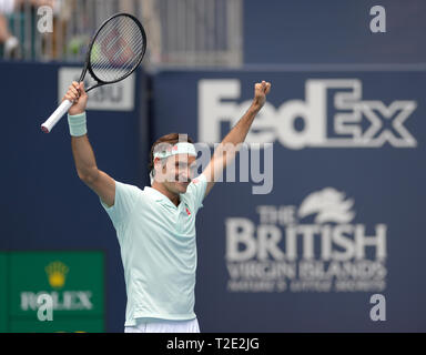 Marzo 31, 2019 - Giardini di Miami, Florida, Stati Uniti - GIARDINI DI MIAMI, FLORIDA - MARZO 31: John Isner degli Stati Uniti colpisce un diretti contro Roger Federer durante l'uomo partita finale il giorno 14 del Miami Open presentato da Itau all'Hard Rock Stadium il 31 marzo 2019 nei giardini di Miami, Florida. (Photo credit: Andrea, Patrono/Zuma Premere Newswire) (credito Immagine: © Andrew patrono/ZUMA filo) Foto Stock