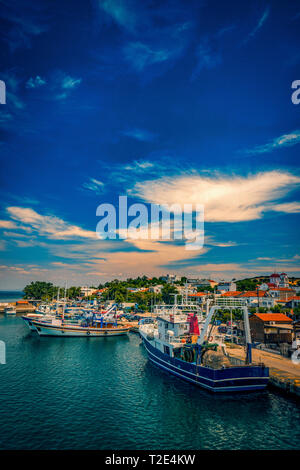 Kamariotissa Port Harbour su Samotracia isola in Grecia durante la giornata con un cielo vibranti colori belli e in acqua con un sacco di barche a torta Foto Stock