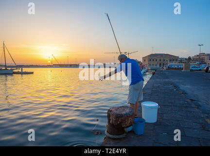 Siracusa Italia 18 /09/2015 Pescatore Cattura pesci e polpi in Siracusa Foto Stock