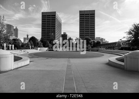 Un piacevole angolo di alcuni edifici in un area del centro storico con uno storico edificio di capitale nella riflessione di windows Foto Stock