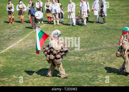 VARVARA, Bulgaria - 24 Marzo 2019: momento dal Festival Nazionale Derviscio Varvara presenta le tradizioni del bulgaro Kuker giochi. Gli artisti interpreti o esecutori presente il Foto Stock