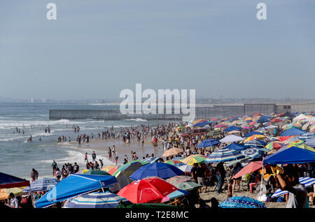 Spiaggia affollata Foto Stock