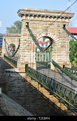 Punalur, Kerala, India - 1 Marzo 2019: Il ponte di sospensione Foto Stock