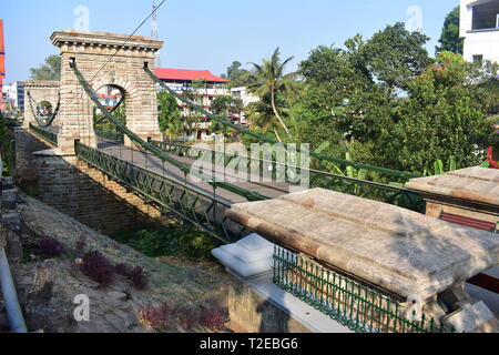 Punalur, Kerala, India - 1 Marzo 2019: ponte sospeso città di Kerala Foto Stock