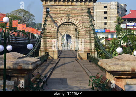 Punalur, Kerala, India - 1 Marzo 2019: i cavi del ponte di sospensione Foto Stock