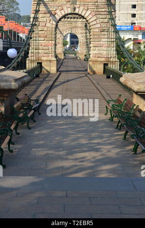 Punalur, Kerala, India - 1 Marzo 2019: British ponte sospeso Foto Stock