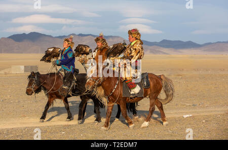 Il bayan Ulgii, Mongolia, 3 ottobre 2015: il kazako eagle cacciatori in un paesaggio della Mongolia Foto Stock