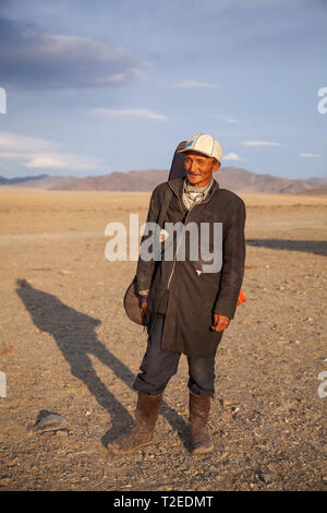 Il bayan Ulgii, Mongolia, 3 ottobre 2015: nomad l uomo con il suo strumento musicale in un paesaggio della Mongolia Foto Stock