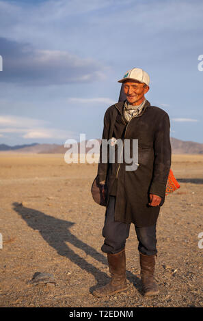 Il bayan Ulgii, Mongolia, 3 ottobre 2015: nomad l uomo con il suo strumento musicale in un paesaggio della Mongolia Foto Stock