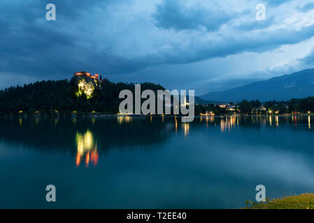 21 giugno 2018 la Slovenia notte fotografia con una lunga esposizione e riflessi nel lago di Bled in Slovenia il fuoco selettivo Foto Stock