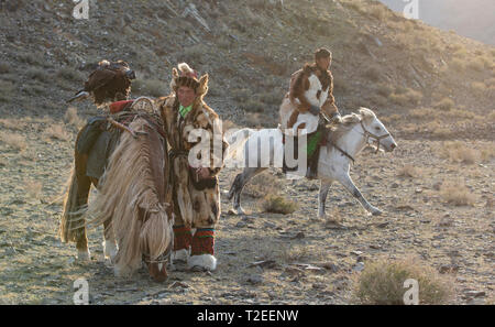 Il bayan Ulgii, Mongolia, 3 ottobre 2015: il kazako eagle cacciatore con la sua aquila e da un cavallo Foto Stock