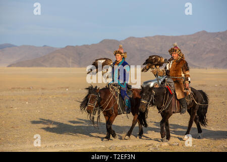 Il bayan Ulgii, Mongolia, 3 ottobre 2015: il kazako eagle cacciatori in un paesaggio della Mongolia Foto Stock