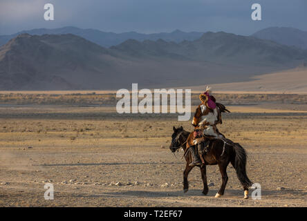 Il bayan Ulgii, Mongolia, 3 ottobre 2015: il kazako eagle cacciatori in un paesaggio della Mongolia Foto Stock