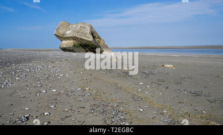 Le rovine di una seconda guerra mondiale tedesco bunker, Le Hourdel, Cayeux-sur-Mer, Baia di Somme, Somme, Haut-de-France, Francia Foto Stock