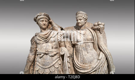 Close up Sebasteion romana scultura in rilievo di nero di essere incoronato imperatore da Agrippina, Aphrodisias museo, Aphrodisias, Turchia. Agrippina corone Foto Stock
