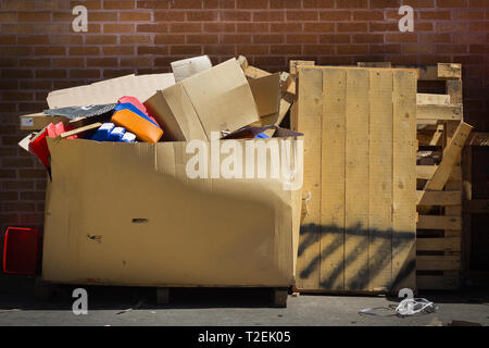 I pallet in legno piena di spazzatura Foto Stock