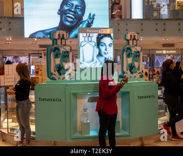 Tiffany & Co. di profumi in Macy's Herald Square department store di Domenica, 24 marzo 2019. (Â© Richard B. Levine) Foto Stock