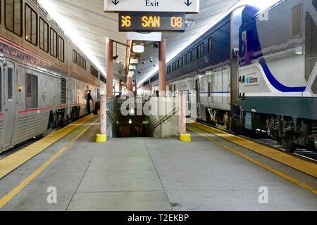 I treni Amtrak, Southwest Chief e Pacific Surfliner, fianco a fianco in corrispondenza di piattaforma, Union Station, Los Angeles, California, Stati Uniti d'America Foto Stock