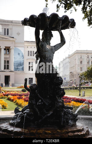 RIGA, Lettonia - 28 agosto 2018: Fontana della Ninfa nel parco vicino al Teatro Nazionale - Estate Foto Stock