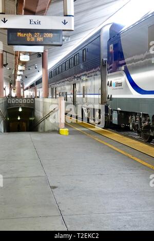 I treni Amtrak, Southwest Chief e Pacific Surfliner, fianco a fianco in corrispondenza di piattaforma, Union Station, Los Angeles, California, Stati Uniti d'America Foto Stock