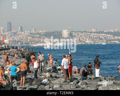 Istanbul, Sarayburnu, sul Bosforo / Turchia - 11 Ottobre 2009: La vita quotidiana in Istanbul Bosforo Foto Stock