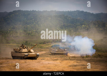 Stati Uniti Marine M1A1 Abrams serbatoi spostare la loro posizione di articolazione durante il fuoco vivo della formazione con gli Stati Uniti e il Thai Royal Marines su Camp Ban Chan Krem, Royal Regno di Thailandia, il 20 febbraio, 2019. Il comune di vivere la formazione antincendio consisteva di Royal Thai e U.S. Marine cecchini, artiglieria, luce veicoli blindati, Humvees e supporto di fanteria, dimostrando la forza e la coesione durante il combattimento-simili situazioni come una forza integrata. Cobra Gold è un Tailandia e Stati Uniti co-sponsorizzato Combined Joint Task Force e teatro comune operazione di sicurezza esercizio condotte con un massimo di 29 nazioni partecipanti annualmente Foto Stock