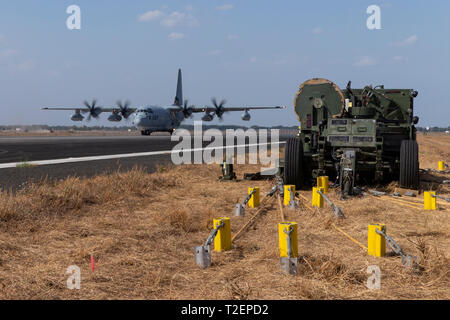 Un U.S. Marine Corps KC-130J Super Hercules con Marine Refueler squadrone di trasporto (VMGR) 152 terre accanto a un M-31 arrestare la marcia a Clark Air Base, Filippine, 22 marzo 2019, in preparazione per esercitare Balikatan. Stati Uniti Marines con Marine Wing Support Squadron 171 assemblati e ancorato arrestare la marcia per assicurare vari tail-gancio aeromobile può tranquillamente atterrare sulla pista. Esercizio Balikatan è un esercizio multilaterale che fornisce realistico a risposta rapida formazione tra Stati Uniti, Australia e Filippine. L'esercizio promuove la sicurezza regionale e gli sforzi umanitari per gli alleati degli Stati Uniti e p Foto Stock