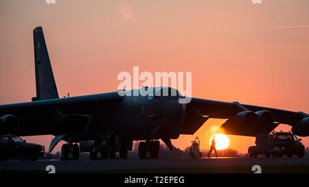 Un capo equipaggio schierato dalla seconda Manutenzione aeromobili squadrone, ventesimo Manutenzione aeromobili unità, Barksdale Air Force Base, La., inizia il suo lavoro su un B Stratofortress che ha atterrato minuti prima a RAF Fairford, Inghilterra, 28 marzo 2019. Il ventesimo AMU è attaccato al ventesimo Bomba della squadrone B-52s, e l'unità mantiene quelle B-52s ovunque essi distribuire. (U.S. Air Force photo by Staff Sgt. Philip Bryant) Foto Stock