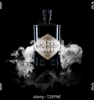 SWINDON, Regno Unito - 01 Aprile 2019: Bottiglia di Hendricks Gin su un colore scuro e smokey sfondo Foto Stock