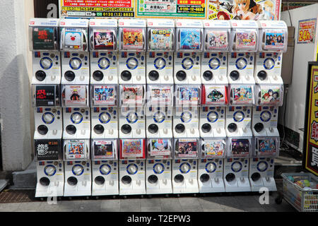 Giocattolo di capsule di distributori automatici per la strada di Akihabara Electric Town, Tokyo, Giappone Foto Stock