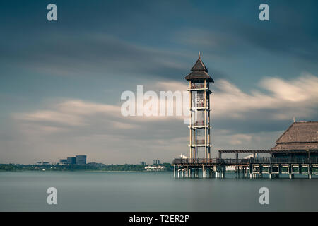 Un soleggiato e ventoso giorno dal famoso Putra Jaya Pullman Lakeside Hotel, Malaysia. Foto Stock