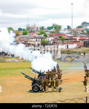 Ermelo, Sud Africa - 24 Settembre 2011: l'artiglieria cannoni Cannon sul display a livello locale Township Foto Stock