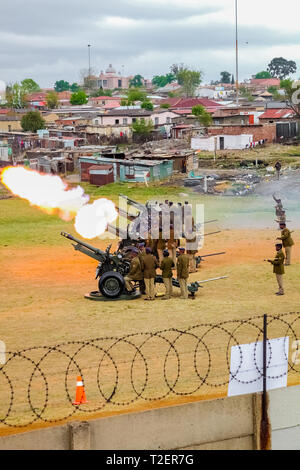 Ermelo, Sud Africa - 24 Settembre 2011: l'artiglieria cannoni Cannon sul display a livello locale Township Foto Stock