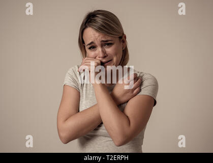 Ritratto di giovane triste premuto donna che piange, cercando di miserabili e disperata. Sensazione di dolore, il dolore e la paura. Nelle persone salute mentale, cuore spezzato, Foto Stock