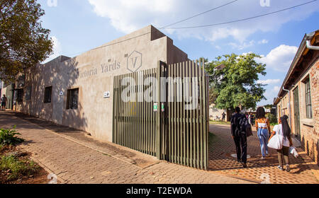 Johannesburg, Sud Africa, 30 Marzo - 2019: le persone camminare verso il cancello di ingresso della città interna progetto di riqualificazione. Foto Stock