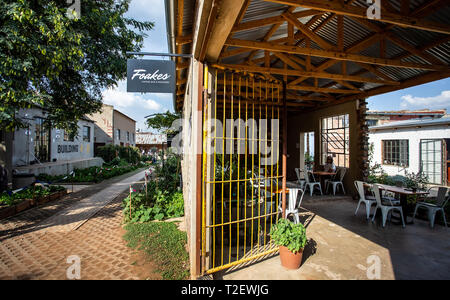 Johannesburg, Sud Africa, 30 Marzo - 2019: Cafe spazio nella città interna progetto di riqualificazione con giardini d'erbe Foto Stock