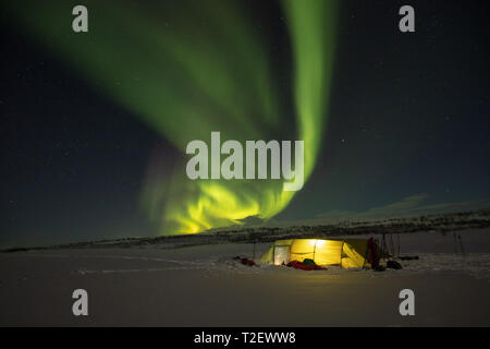 Aurora boreale sopra un inverno sci touring tenda. Altopiano Finnmarksvidda. Finnmark, Arctic Norvegia. Foto Stock