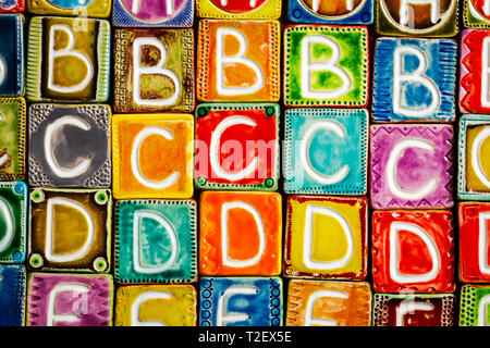Lo sfondo da colorate ceramiche fatte a mano lettere Foto Stock