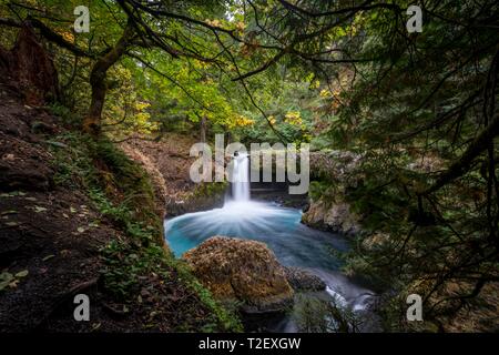 Lo Spirito scende, cascata fluisce sul promontorio roccioso, rocce basaltiche, tempo di esposizione, Washington, Stati Uniti d'America Foto Stock