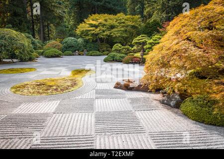 Giardino Zen, giardino Giapponese con ghiaia come un simbolo per l'acqua, Portland, Oregon, Stati Uniti d'America Foto Stock