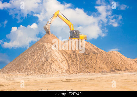 Escavatori lavorare su pali di terreno per la costruzione. Foto Stock