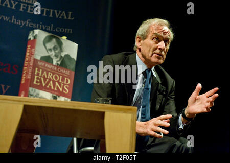 Ritratti di leggendario giornalista e redattore Sir Harold Evans [ sposata a Tina Brown ] e in conversazione con il Regno Unito lo storico Andrew Roberts . Un Guardian Hay Festival evento . Nella foto al Criterion Theatre, Londra. Foto Stock