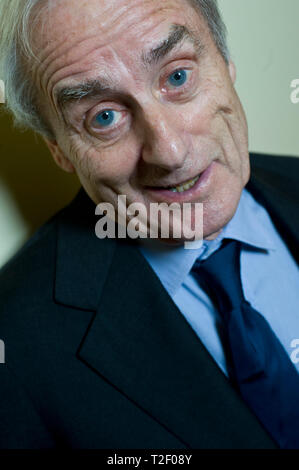 Ritratti di leggendario giornalista e redattore Sir Harold Evans [ sposata a Tina Brown ] e in conversazione con il Regno Unito lo storico Andrew Roberts . Un Guardian Hay Festival evento . Nella foto al Criterion Theatre, Londra. Foto Stock