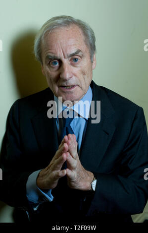 Ritratti di leggendario giornalista e redattore Sir Harold Evans [ sposata a Tina Brown ] e in conversazione con il Regno Unito lo storico Andrew Roberts . Un Guardian Hay Festival evento . Nella foto al Criterion Theatre, Londra. Foto Stock