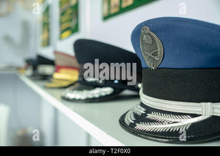 Febbraio 18, 2019 - Abu Dhabi, Emirati arabi uniti: Generic Navy hat / tappi dell'esercito presso il display Foto Stock