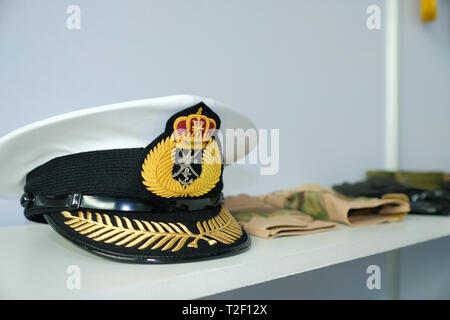 Febbraio 18, 2019 - Abu Dhabi, Emirati arabi uniti: Generic Navy hat / tappi dell'esercito a display Foto Stock